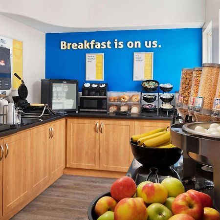 Days Inn By Wyndham Guelph Bagian luar foto