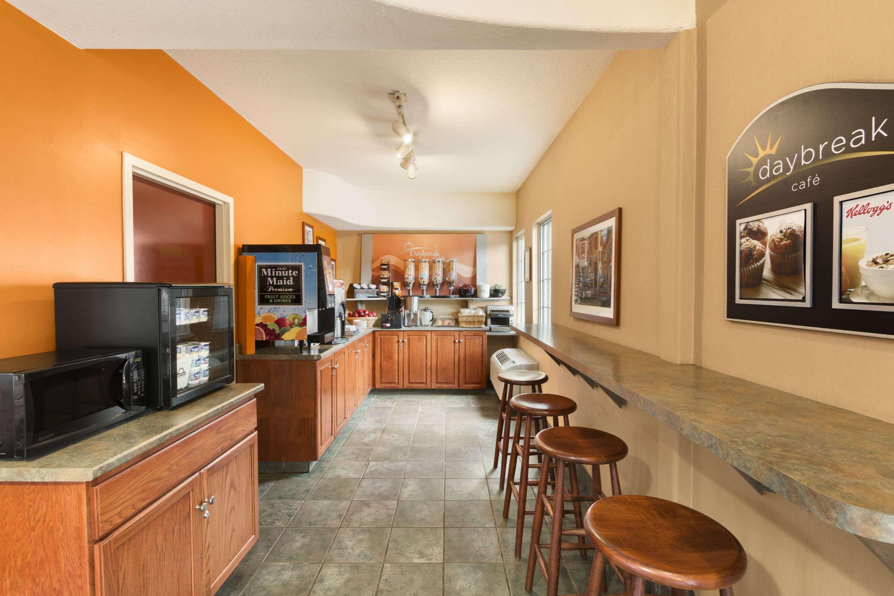 Days Inn By Wyndham Guelph Bagian luar foto