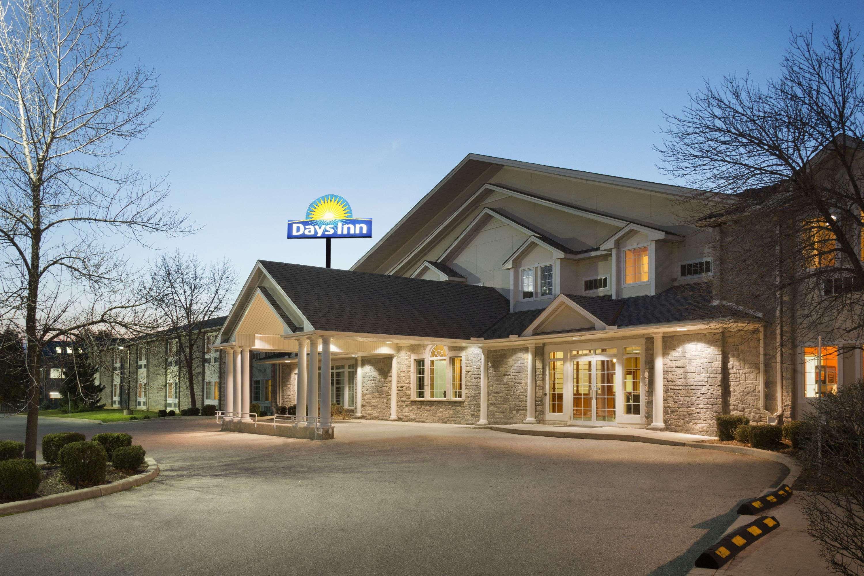 Days Inn By Wyndham Guelph Bagian luar foto