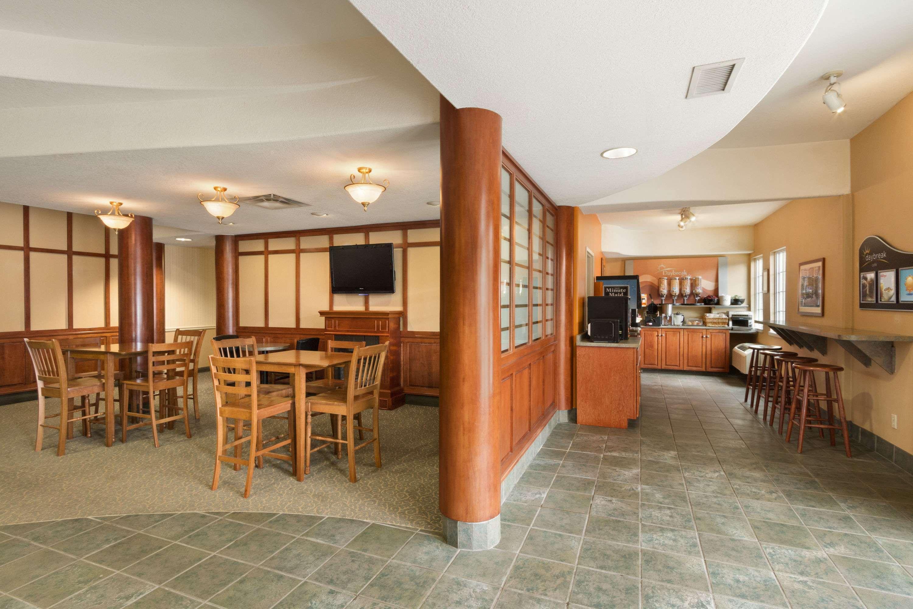 Days Inn By Wyndham Guelph Bagian luar foto