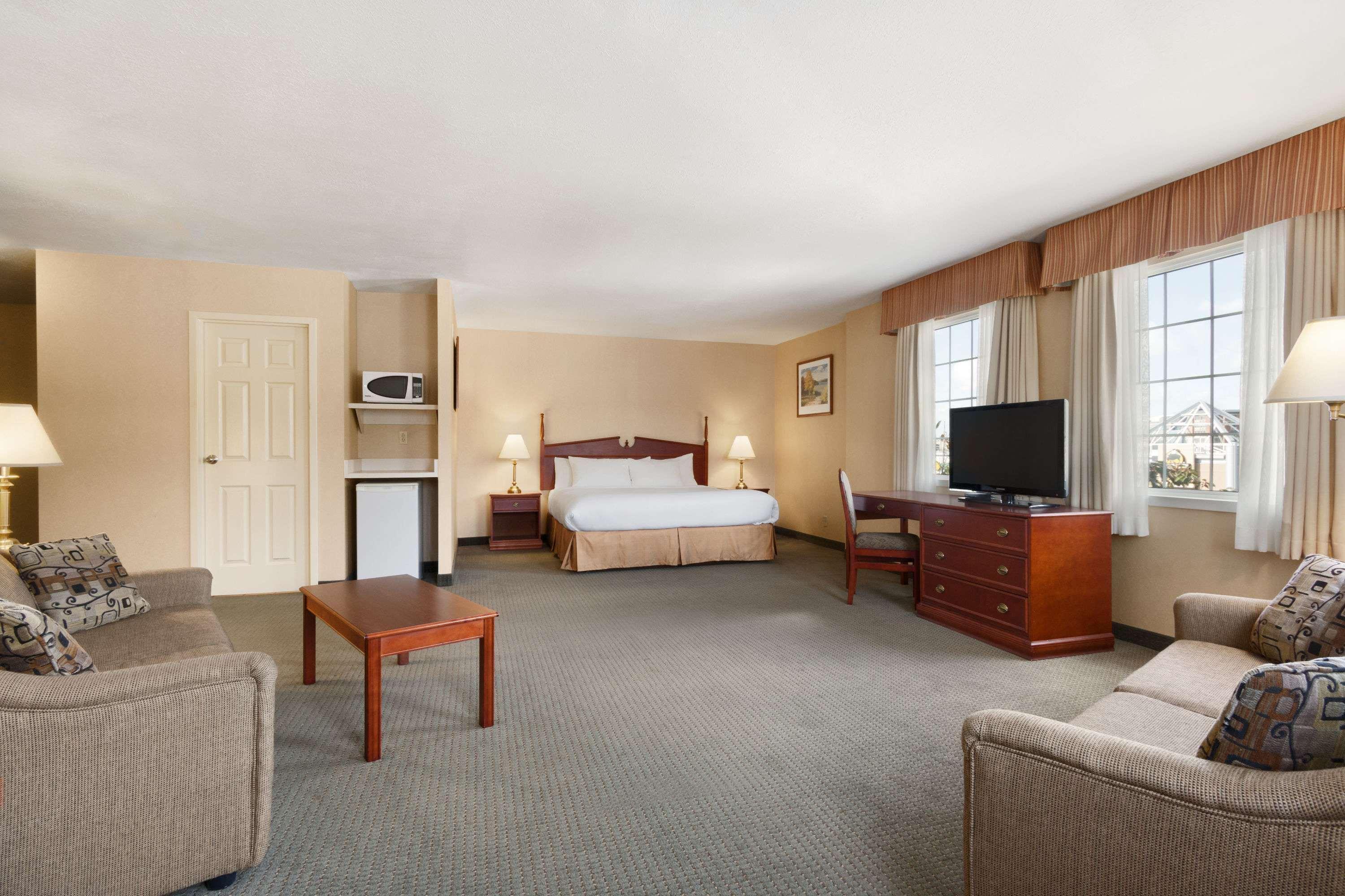 Days Inn By Wyndham Guelph Bagian luar foto