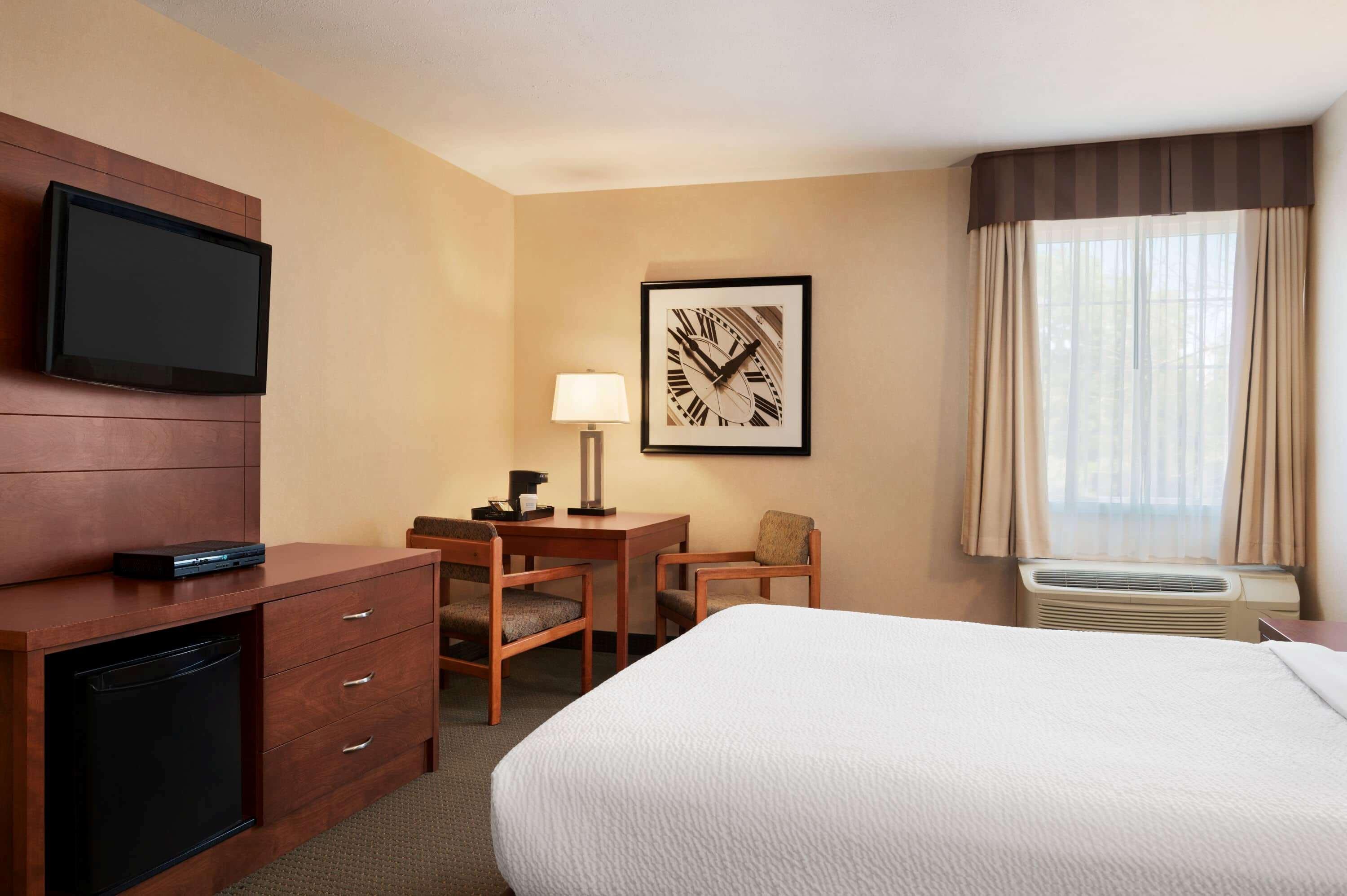 Days Inn By Wyndham Guelph Bagian luar foto