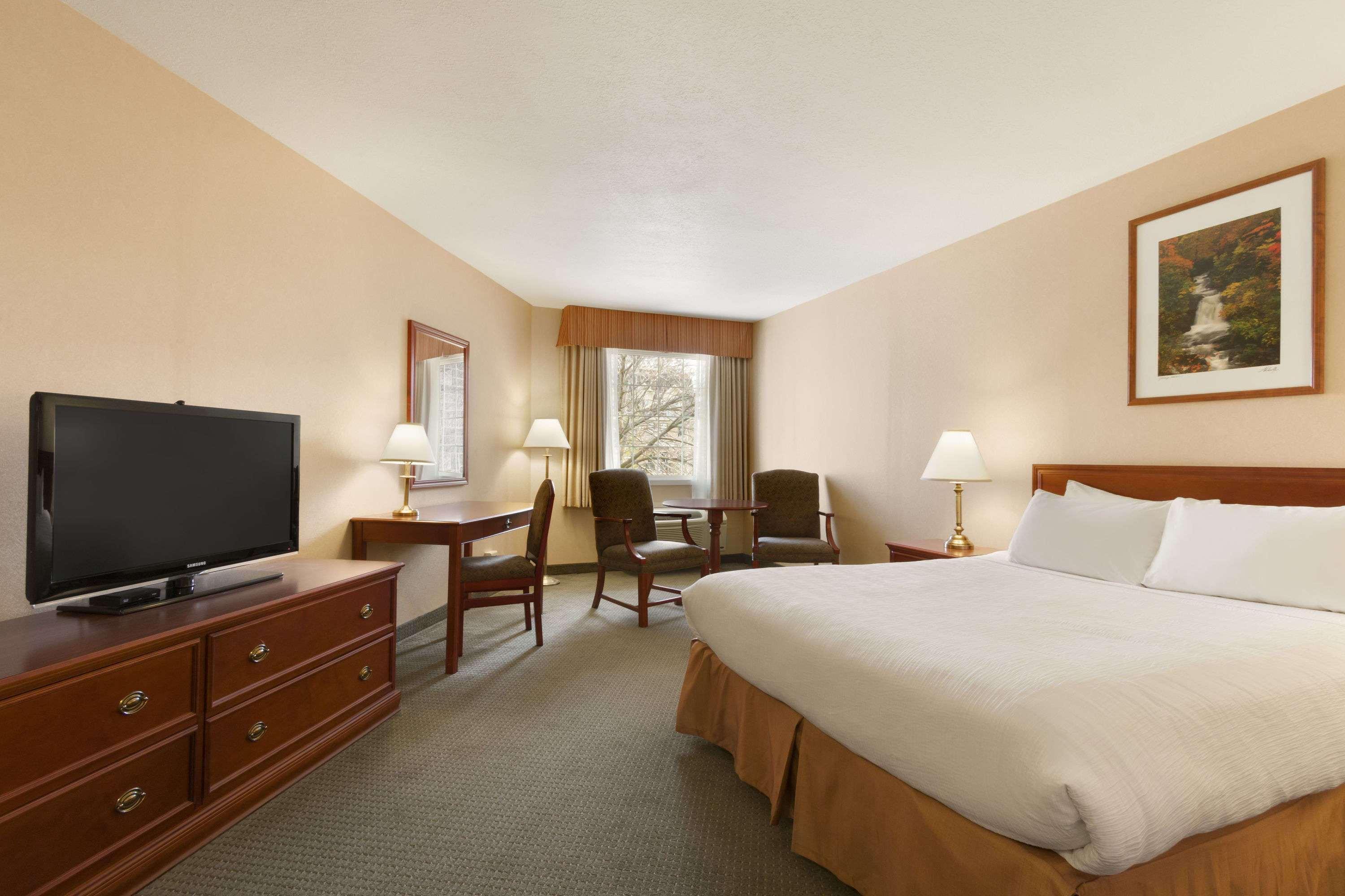 Days Inn By Wyndham Guelph Bagian luar foto