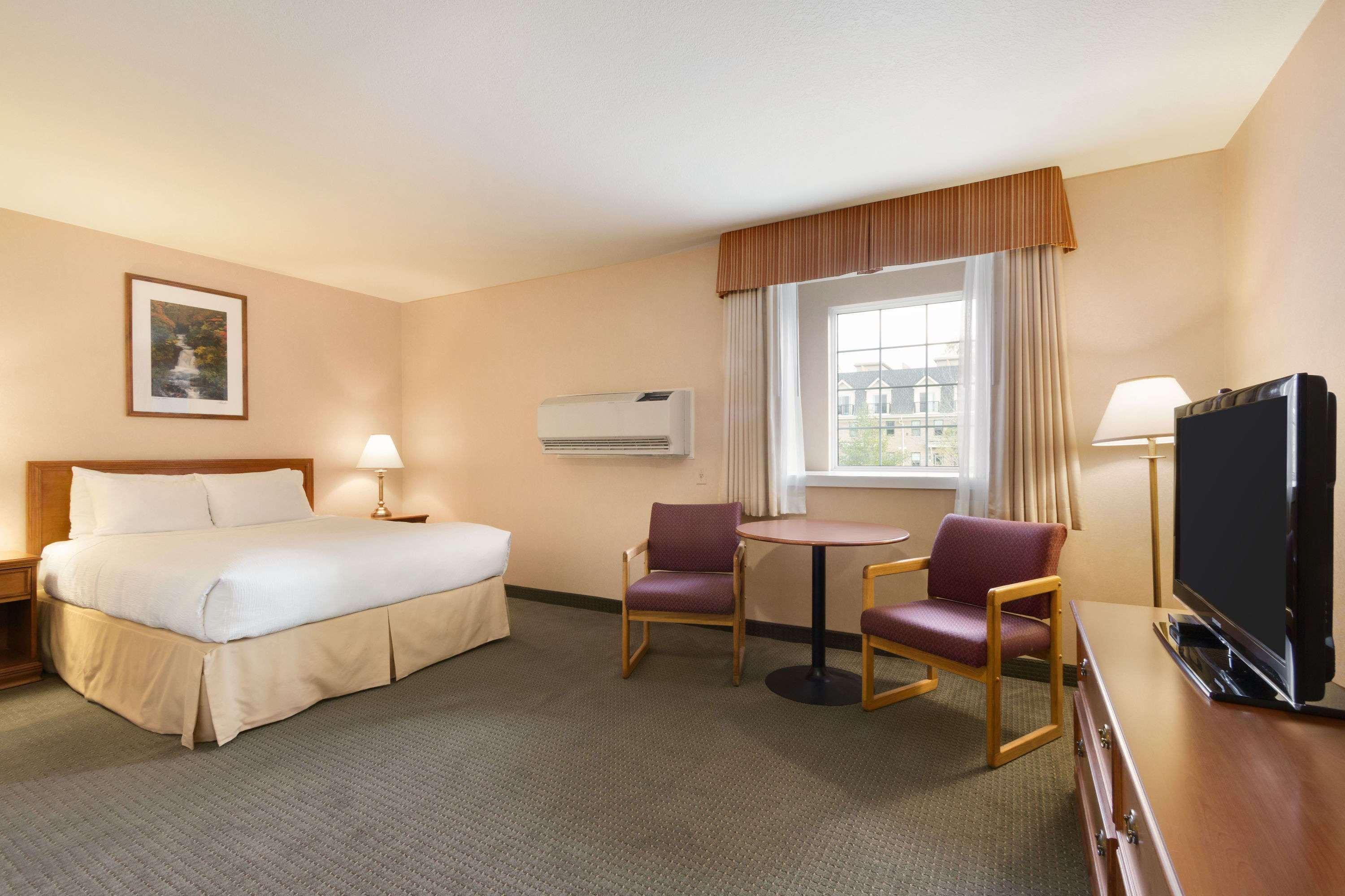 Days Inn By Wyndham Guelph Bagian luar foto