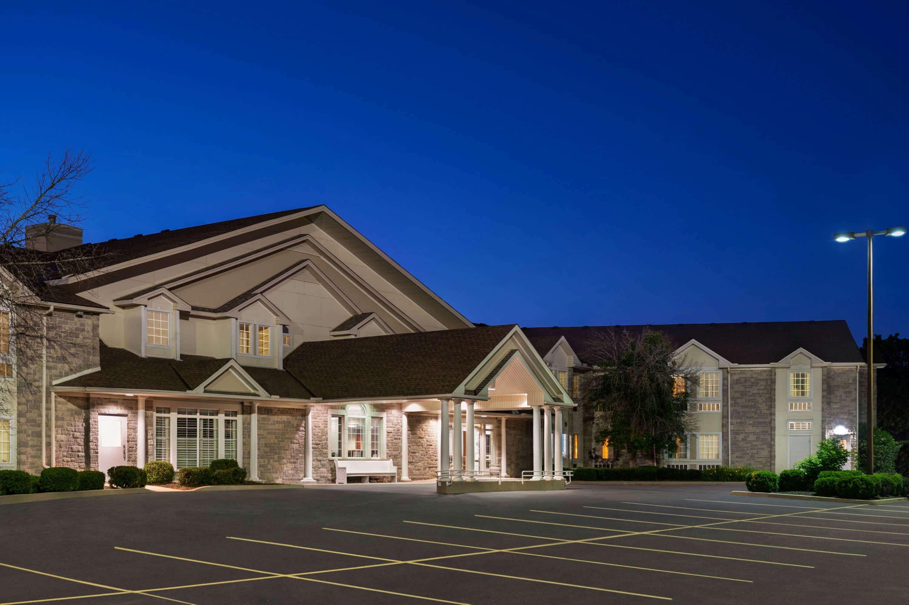 Days Inn By Wyndham Guelph Bagian luar foto