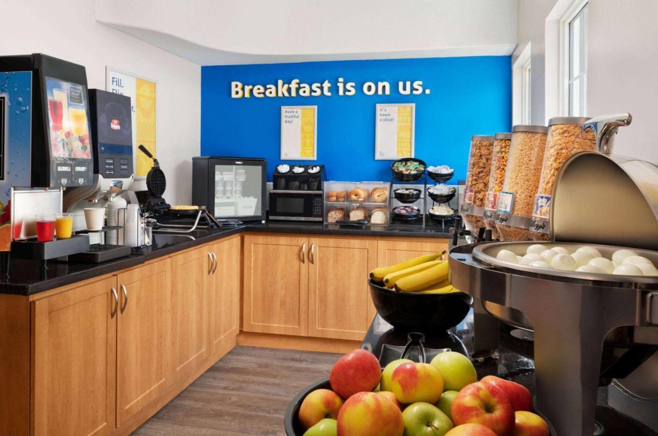 Days Inn By Wyndham Guelph Bagian luar foto